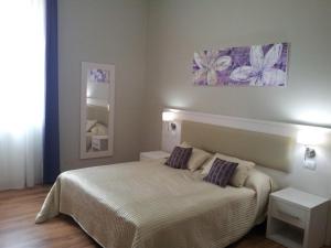 佛罗伦萨乐木拉公寓的一间卧室配有一张带两个枕头的床