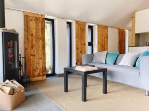 威拉尔-苏-罗伦珀蒂特格兰奇度假屋的客厅配有沙发和桌子