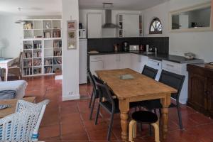拉加尔代弗雷纳Villa Fontane Cottage的厨房配有木桌和椅子
