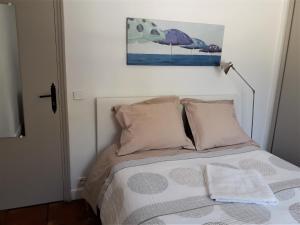 拉加尔代弗雷纳Villa Fontane Cottage的卧室配有一张挂在墙上的床铺