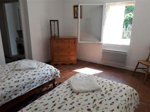 拉加尔代弗雷纳Villa Fontane Cottage的一间卧室设有两张单人床和一个窗户。