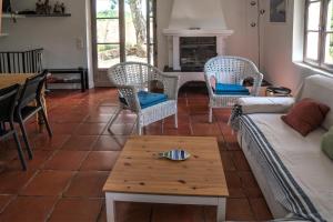 拉加尔代弗雷纳Villa Fontane Cottage的客厅配有沙发、椅子和桌子