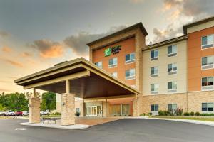 索格蒂斯Holiday Inn Express & Suites - Saugerties - Hudson Valley, an IHG Hotel的停车场酒店大楼的 ⁇ 染