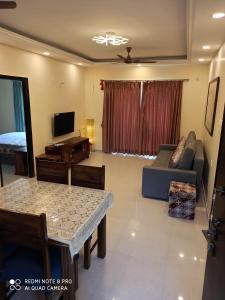 阿伯来Areia De Goa Luxury Condo的客厅配有沙发和桌子