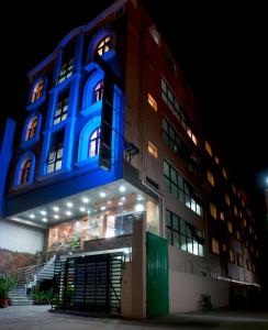 班加罗尔西塔尔住宿酒店的建筑的侧面有蓝色的灯光