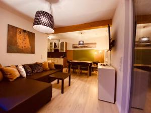 特洛普拉赫Apartment Mitterberger - Nassfeld的带沙发的客厅和用餐室