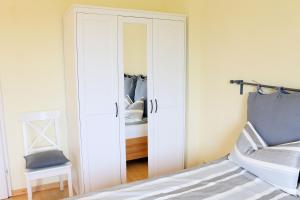 贝尔吉施格拉德巴赫Ferienwohnungen Domblick-Herkenrath的一间卧室配有一张床和一个带镜子的衣柜