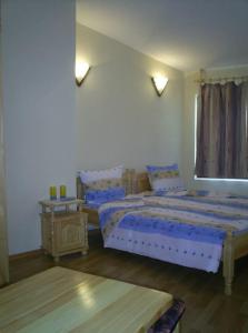 内塞伯尔Guest House Antoaneta的一间卧室配有两张床和一张桌子