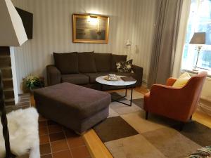 法尔肯贝里尼亚帕尔拉斯酒店的客厅配有沙发和桌子