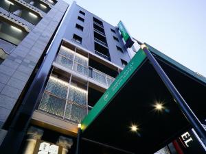 名古屋Nagoya Sakae Green Hotel的一座高楼前的街道标志