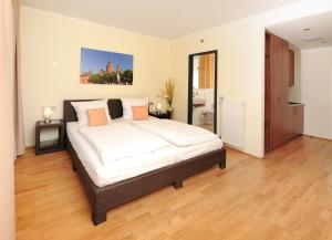 美因茨美因茨旅馆的一间卧室配有带白色床单和橙色枕头的床。
