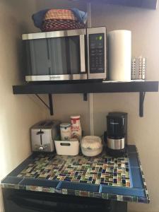 迈阿密Yuli's Home的带微波炉的厨房和架子上的其他物品