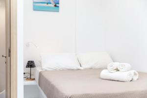 纳克索乔拉Depis Luxury Suites的一间卧室配有带毛巾的床