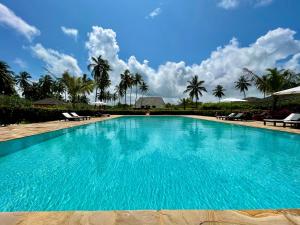 布韦朱The Sands Beach Resort的棕榈树度假村的游泳池
