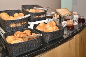 黑尔德克泽维布鲁克环形酒店的厨房里的四篮面包
