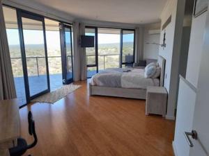 卡尔巴里Eco Haven retreat的一间卧室设有一张床,享有海景