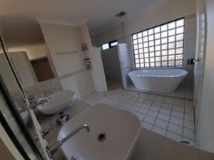 卡尔巴里Eco Haven retreat的一间带水槽、浴缸和卫生间的浴室