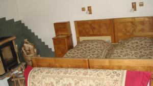 兹蒂尔Drevenica Goralský Dvor的一间带两张床和电视的卧室