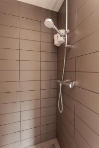 阿姆斯特丹小阿姆斯特尔船屋的浴室内配有淋浴和头顶淋浴