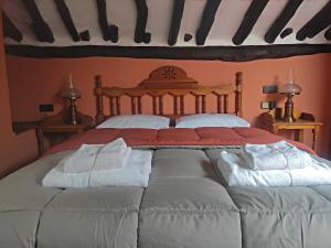 坎德拉里奥波萨达坎德拉里奥旅馆的卧室配有带白色枕头的大床