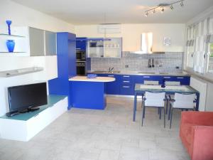 Residence Le Palme appartamenti的厨房或小厨房