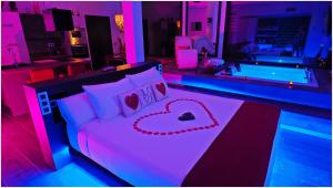 Carenas卡雷纳斯乡村套房度假屋的一间卧室,配有一张心形床