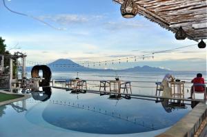 珀尼达岛Ocean Terrace Suite And Spa Luxury的度假村游泳池享有海景