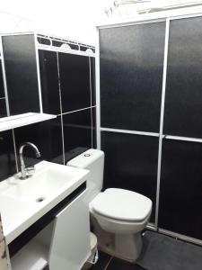 奥林匹亚Casa em Olimpia 2的浴室配有白色卫生间和盥洗盆。