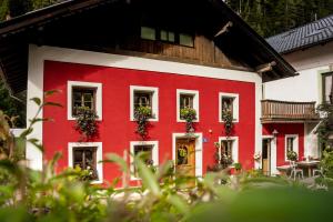 布伦纳山口格里斯Gabis kleine Spezerey的红色和白色的房子,窗户上植有植物