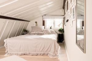 AlftaForRest unikt designat hus mitt i skogen的卧室配有白色的床和镜子