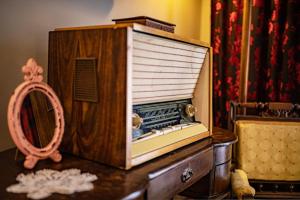布朗阿尔盖洛旅馆的梳妆台上的一个旧收音机