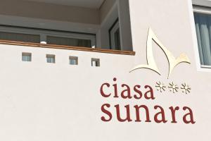 科尔福索Ciasa Sunara的建筑一侧的标志,上面有克拉塞纳西拉标志