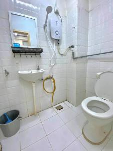 瓜拉丁加奴Nipah River View Bajet Hotel的一间带卫生间和水槽的浴室