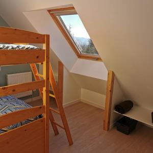 加普Aux chataigniers alpins的客房设有两张双层床和一扇窗户。