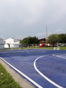 蒙特雷AIRPORT SHORT & LONG TERM EXPRESS ALMERIA x的篮球场,带篮球架