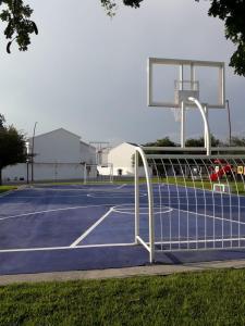蒙特雷AIRPORT SHORT & LONG TERM EXPRESS ALMERIA x的网球场上的篮球架