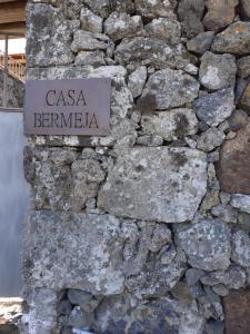 GuarazocaCasa Bermeja的石墙边的标志