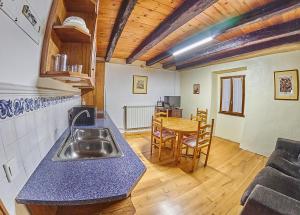 CilvetiCasa Rural Lenco的厨房配有水槽和桌椅