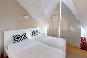 沙尔梅Charmant et lumineux appartement Duplex à Charmey的白色天花板的客房内的一张白色床