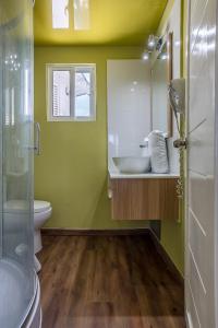 拉斯特拉纳斯考斯塔热纳海滩酒店的一间带水槽、卫生间和镜子的浴室