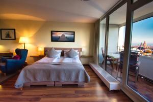 美因茨美因茨老城公寓酒店的酒店客房设有一张床和一个阳台。