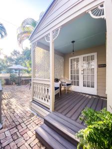 基韦斯特Authors Key West Guesthouse的房屋前廊,带木甲板