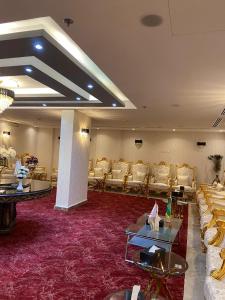 吉赞嘉赞酒店的大型客房设有沙发、桌子和椅子。