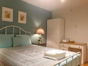 温哥华Sun House的一间卧室配有一张带蓝色墙壁的大床