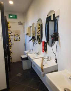 新加坡英特吉精品胶囊旅馆@小印度的浴室设有3个水槽和2面镜子