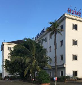 西冷阿里苏酒店的前面有棕榈树的酒店
