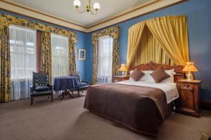 霍巴特Orana House的一间卧室配有一张蓝色墙壁和窗户的床
