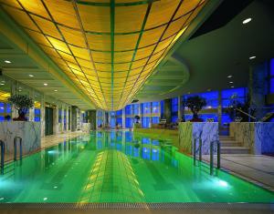 上海上海金茂君悦大酒店的一座蓝色灯光建筑中的一座大型游泳池