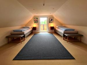 Pielenhofenwohnung-nummer-3的阁楼间 - 带2张床和大地毯