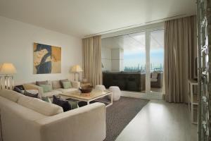 圣玛丽亚港波多黎各雪利套房公寓的客厅配有沙发和桌子
